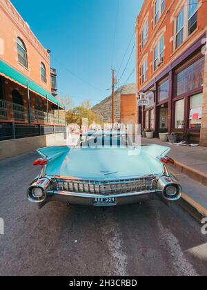 A Cadillac de Ville 1959 parcheggiato nella storica città mineraria di Bisbee, Arizona Foto Stock