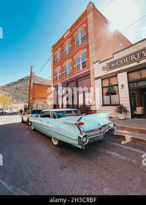 A Cadillac de Ville 1959 parcheggiato nella storica città mineraria di Bisbee, Arizona Foto Stock