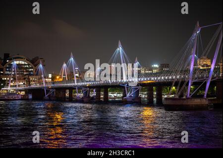 Golden Jubilee, ponte pedonale sul Tamigi di notte Foto Stock