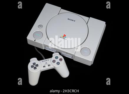 Fukuoka, Giappone - 24 ottobre 2021: La console sony playstation a 32 bit, distribuita nel 1994 isolata su sfondo nero Foto Stock