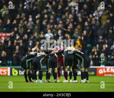 27 ottobre 2021; Easter Road, Edimburgo, Scozia; Scottish Premier League football, Hibernian versus Celtic; Celtic giocatori pre match huddle Foto Stock