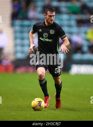 27 ottobre 2021; Easter Road, Edimburgo, Scozia; Scottish Premier League football, Hibernian versus Celtic; Anthony Ralston of Celtic on the ball Foto Stock