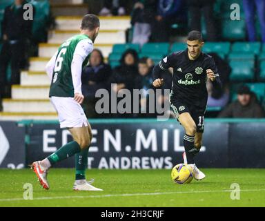 27 ottobre 2021; Easter Road, Edimburgo, Scozia; Scottish Premier League football, Hibernian versus Celtic; Liel Abada di Celtic sulla palla Foto Stock