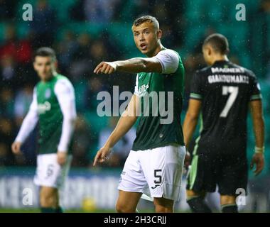 27 ottobre 2021; Easter Road, Edimburgo, Scozia; Scottish Premier League football, Hibernian Versus Celtic; Ryan Porteous di Hibernian dà istruzioni ai suoi compagni di squadra Foto Stock