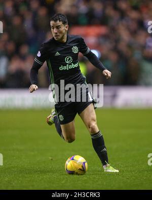 27 ottobre 2021; Easter Road, Edimburgo, Scozia; Scottish Premier League football, Hibernian versus Celtic; Mikey Johnston of Celtic on the ball Foto Stock