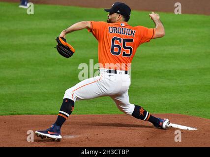 Houston, Stati Uniti. 27 ottobre 2021. Il lanciatore Jose Urquidy di partenza di Houston Astros lancia il 1° inning nella seconda partita contro gli Atlanta Braves nella MLB World Series al Minute Maid Park di Houston, Texas, mercoledì 27 ottobre 2021. Foto di Maria Lysaker/UPI Credit: UPI/Alamy Live News Foto Stock