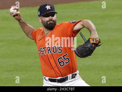 Houston, Stati Uniti. 27 ottobre 2021. Il lanciatore Jose Urquidy di partenza di Houston Astros lancia il 1° inning nella seconda partita contro gli Atlanta Braves nella MLB World Series al Minute Maid Park di Houston, Texas, mercoledì 27 ottobre 2021. Foto di Johnny Angelillo/UPI Credit: UPI/Alamy Live News Foto Stock