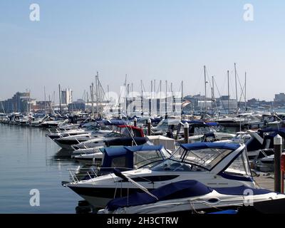 Barche di lusso ormeggiano a Poole Harbour, Dorset, Inghilterra, Regno Unito Foto Stock