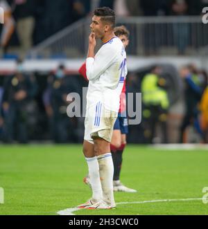 Estadio Santiago Bernabeu, Madrid, Spagna. 27 ottobre 2021. La Liga, Real Madrid CF versus Club Atletico Osasuna; Casemiro sembra infelice con il risultato Credit: Action Plus Sports/Alamy Live News Foto Stock