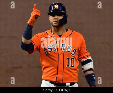 Houston, Stati Uniti. 27 ottobre 2021. Houston Astros Yuli Gurriel gestisce dopo aver colpito un singolo nel 2 ° inning in partita due contro gli Atlanta Braves nella MLB World Series al Minute Maid Park di Houston, Texas, mercoledì 27 ottobre 2021. Foto di Maria Lysaker/UPI Credit: UPI/Alamy Live News Foto Stock