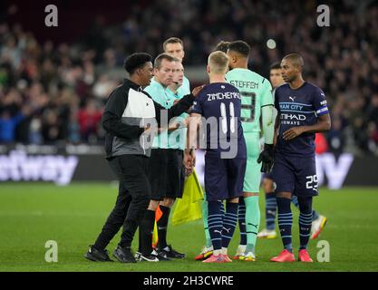 Londra, Regno Unito. 27 ottobre 2021. Un sostenitore del West Ham United invade il campo e si avvicina a Oleksandr Zinchenko di Man City a tempo pieno durante la partita della Carabao Cup tra West Ham United e Manchester City all'Olympic Park di Londra, Inghilterra, il 27 ottobre 2021. Foto di Andy Rowland. Credit: Prime Media Images/Alamy Live News Foto Stock