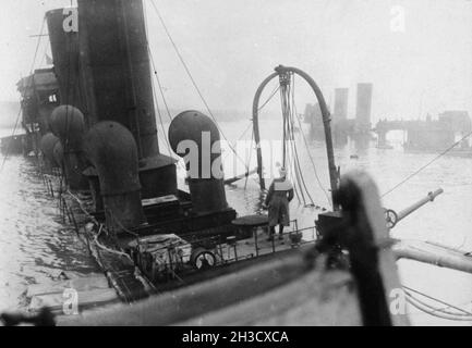 Il RAID Zeebrugge si è svolto il 23 aprile 1918. La Royal Navy tentò di bloccare il porto belga di Bruges-Zeebrugge affondando le navi più vecchie nell'ingresso del canale, per impedire alle navi tedesche di lasciare il porto. Foto Stock