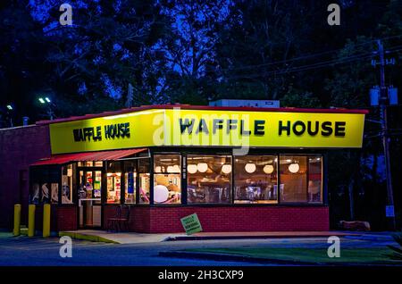 Un ristorante waffle House è illustrato al tramonto, 23 ottobre 2021, a Mobile, Alabama. Foto Stock