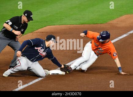 Houston, Stati Uniti. 27 ottobre 2021. Houston Astros Kyle Tucker ruba in modo sicuro terzo sotto il tag di Atlanta Braves Austin Riley nel 6 ° inning della partita due nella MLB World Series al Minute Maid Park di Houston, Texas Mercoledì 27 ottobre 2021. Foto di Maria Lysaker/UPI Credit: UPI/Alamy Live News Foto Stock