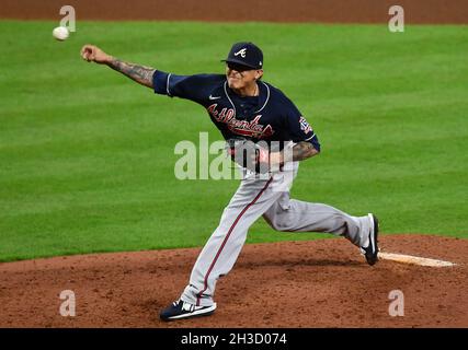 Houston, Stati Uniti. 27 ottobre 2021. Il lanciatore di sollievo di Atlanta Braves Jesse Chavez lancia il 6° inning della seconda partita contro gli Houston Astros nella MLB World Series al Minute Maid Park di Houston, Texas, mercoledì 27 ottobre 2021. Foto di Maria Lysaker/UPI Credit: UPI/Alamy Live News Foto Stock