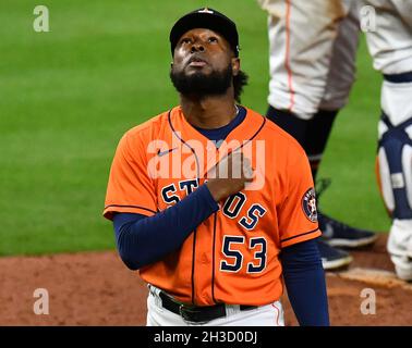 Houston, Stati Uniti. 27 ottobre 2021. Houston Astros sollievo lanciatore Cristian Javier gesti come è sollevato con un uomo sulla base e gli Astros leader 6-2 nel 7 ° inning della partita due contro gli Atlanta Braves nella MLB World Series al Minute Maid Park di Houston, Texas, mercoledì 27 ottobre 2021. Foto di Maria Lysaker/UPI Credit: UPI/Alamy Live News Foto Stock