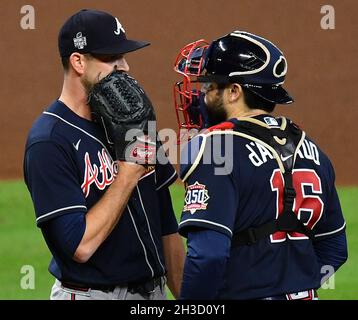 Houston, Stati Uniti. 27 ottobre 2021. Il lanciatore Drew Smyly di Atlanta Braves parla al catcher Travis d'Arnaud con i Braves alla guida del 7-2 nel settimo inning della partita due contro gli Houston Astros nella MLB World Series al Minute Maid Park di Houston, Texas mercoledì 27 ottobre 2021. Foto di Maria Lysaker/UPI Credit: UPI/Alamy Live News Foto Stock