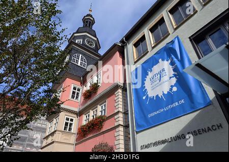 25 ottobre 2021, Turingia, Eisenach: «Lutero 2021/22. 500 anni di traduzione biblica' è scritto su un banner nel municipio di Eisenach. La Turingia commemora la traduzione della Bibbia da parte del riformatore della chiesa Martin Lutero 500 anni fa con un anno di festeggiamenti. Il focus è su Eisenach, dove Lutero gettò le basi per una lingua tedesca scritta standardizzata con la sua traduzione biblica al Castello di Wartburg nel 1521/22. Numerosi eventi sono previsti sotto il motto "tradurre il mondo". Il 31 ottobre, giorno della riforma, l'anno del festival sarà ufficialmente aperto. (A dpa 'Bibbia tra Foto Stock