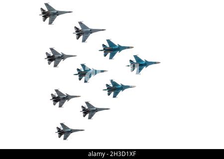 Mosca, Russia - 9 maggio 2021: Combattenti su-35S Flanker-e e su-30SM Flanker-C con i bombardieri su-34 Fullback nel cielo blu sopra Piazza Rossa nei tactus Foto Stock