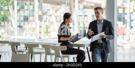 Team di colleghi che fanno grande discussione di affari nel moderno ufficio di coworking. Diversità concetto di lavoro di squadra persone. Foto Stock