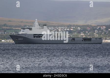 HNLMS Karel Doorman (A833), una nave di supporto congiunta di classe Karel Doorman di proprietà della Royal Netherlands Navy, e operò congiuntamente con la Marina tedesca, al largo di Greenock sul Firth di Clyde. La nave era sul Clyde mentre ha fatto una visita rapida dopo aver partecipato all'esercitazione militare Dynamic Mariner 2021 e Joint Warrior 21-2. Foto Stock