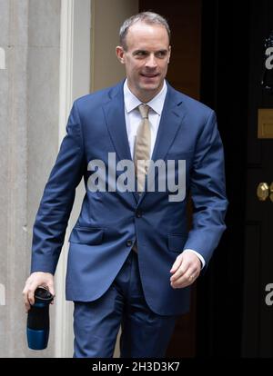 Londra, Regno Unito. 27 ottobre 2021. Dominic Raab ha visto lasciare una riunione del gabinetto pre Budget a Downing Street, Londra. Credit: SOPA Images Limited/Alamy Live News Foto Stock