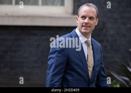 Londra, Regno Unito. 27 ottobre 2021. Dominic Raab ha visto lasciare una riunione del gabinetto pre Budget a Downing Street, Londra. (Foto di Tejas Sandhu/SOPA Images/Sipa USA) Credit: Sipa USA/Alamy Live News Foto Stock