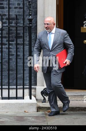 Londra, Regno Unito. 27 ottobre 2021. Nadhim Zahawi, segretario dell'istruzione, arriva al gabinetto numero 10 Downing Street questa mattina, il giorno del budget, Downing Street, Westminster, Londra, Ottobre 27, 2021. Credit: Paul Marriott/Alamy Live News Foto Stock