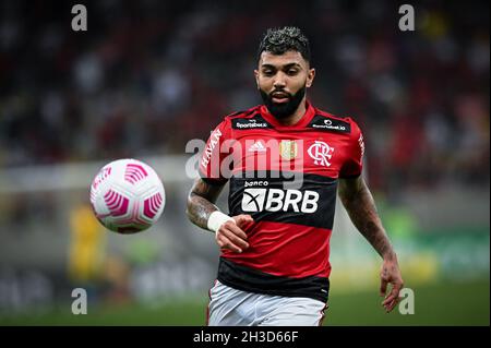 Rio de Janeiro, Brasile. 27 ottobre 2021. Gabriel Barbosa di Flamengo riceve la palla durante la partita di calcio Copa do Brasil (Lega Nazionale Brasiliana) tra Flamengo e Athletico PR al Maracana Stadium di Rio de Janeiro, Brasile, il 23 ottobre 2021. Athletico PR ha vinto il gioco 3-0. Andre Borges/SPP Credit: SPP Sport Press Photo. /Alamy Live News Foto Stock
