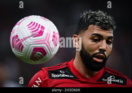 Rio de Janeiro, Brasile. 27 ottobre 2021. Gabriel Barbosa di Flamengo riceve la palla durante la partita di calcio Copa do Brasil (Lega Nazionale Brasiliana) tra Flamengo e Athletico PR al Maracana Stadium di Rio de Janeiro, Brasile, il 23 ottobre 2021. Athletico PR ha vinto il gioco 3-0. Andre Borges/SPP Credit: SPP Sport Press Photo. /Alamy Live News Foto Stock