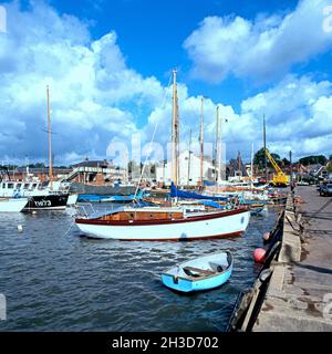 Barche e barche ormeggiate nel porto, Woodbridge, UK, 13 giugno 1991 Foto Stock