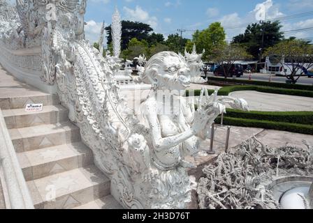 Sculture e decorazioni a Wat Rong Khun, noto come Tempio Bianco, a Chiang Rai, in Thailandia. Foto Stock