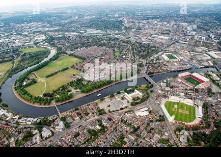 Immagine aerea del Trent Bridge e del River Trent a Nottingham, Nottinghamshire Inghilterra UK Foto Stock