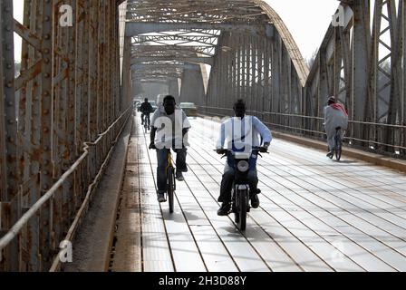 SENEGAL. REGIONE DI SAINT LOUIS. CITTÀ DI SAINT LOUIS, PATRIMONIO MONDIALE DELL'UNESCO, FAIDHERBE BRIDGE Foto Stock