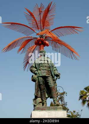 CITTÀ DI SAINT LOUIS, PATRIMONIO MONDIALE DELL'UNESCO, STATUA DI FAIDHERBE SOTTO UN COCCO DI PLASTICA Foto Stock