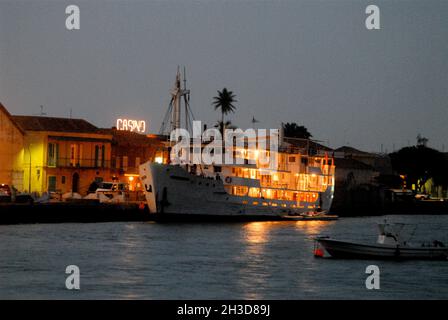 SENEGAL. REGIONE DI SAINT LOUIS. SAINT LOUIS, FIUME SENEGAL, 'BOU EL MOGDAD' BARCA, CROCIERA Foto Stock