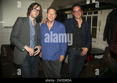 Jarvis Cocker, Bob Lind e Richard Hawley backstage all'apparecchiatura di illuminazione, Kilburn, Londra, venerdì 15 giugno 2007. Bob Lind è stato aggiunto sul palco per diverse canzoni di Richard Hawley. Foto Stock