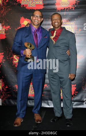 LOS ANGELES - Oct 26: Eric Wallace, Phil Lamarr al 46° Saturn Awards annuale - Sala Stampa al Marriott Convention Center il 26 ottobre 2021 a Burbank, California Foto Stock