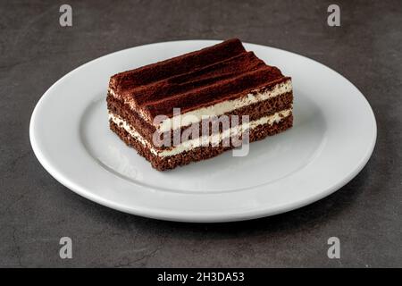 Gourmet dessert italiano tiramisù su tavola di pietra scura Foto Stock