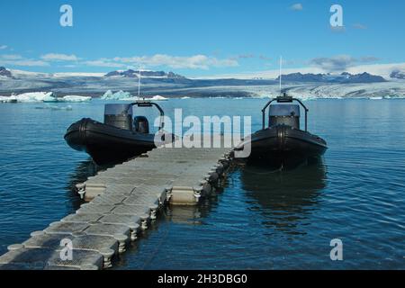 Escursioni in barca al lago Jökulsarlon nel Parco Nazionale di Vatnajökull, Islanda, Europa Foto Stock