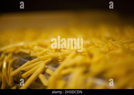 Linea di produzione di una fabbrica di patate. Patatine fritte - fast food. Foto Stock