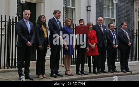 Londra, Inghilterra, Regno Unito. 27 ottobre 2021. Il Cancelliere dello scacchiere, RISHI SUNAK (C) detiene la scatola del bilancio nella sua forma attuale con i membri del suo team del Tesoro, tra cui ROB BUTLER MP (L), Segretario privato parlamentare al Tesoro CLAIRE COUTINHO (2°, L), Segretario economico al Tesoro JOHN GLEN (3°, L), Segretario finanziario al Tesoro LUCY FRAZER (4th L), Segretario dello scacchiere al Tesoro HELEN WHATELY (4th, R), Ministro di Stato Lord AGNEW (3rd, R), Signore Commissario del Tesoro ALAN MAK (2nd, R) e Segretario privato parlamentare al Capo Segretario CRAIG WIL Foto Stock