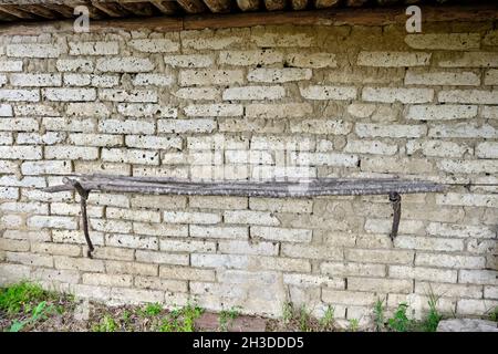 Molte case di villaggio in stile antico e case di villaggio nella fila con cielo e nuvole sovrastanti magnifico e case fatte di mattoni e fanghi Foto Stock