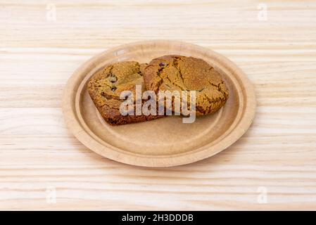 Biscotti soffici con gocce di cioccolato fondente su piastra di cartone Foto Stock