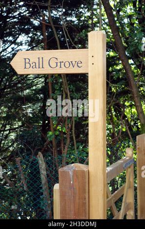 Segnaletica di legno che indica il percorso per il Ball Grove Country Park lungo le tracce del tram vecchio da Colne, Pendle, Lancashire, Inghilterra, Regno Unito. Foto Stock