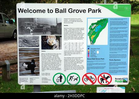 Welcome Information Board sul parcheggio di Ball Grove Country Park, Pendle, Lancashire, Inghilterra, Regno Unito. Foto Stock