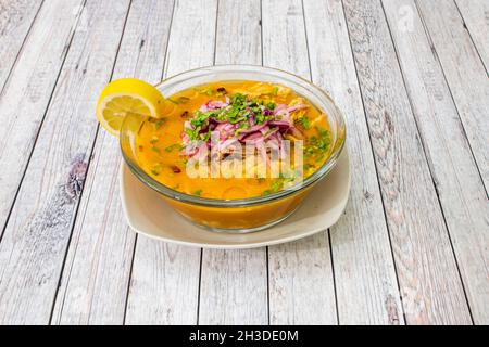 Ricetta ecuadoriana per cipolle di pesce calde con cipolla viola, prezzemolo e limone in una ciotola di vetro Foto Stock