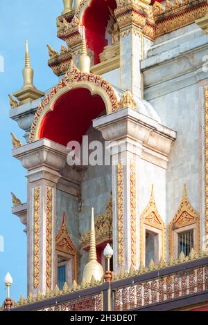 Particolare della facciata di marmo bianco e perle dorate nel tempio buddista di Phuket, Thailandia Foto Stock