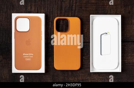 Antalya, Turchia - 28 ottobre 2021: Custodia in pelle Golden Brown MagSafe di nuova progettazione per Apple iPhone 13 Pro su sfondo in legno Foto Stock