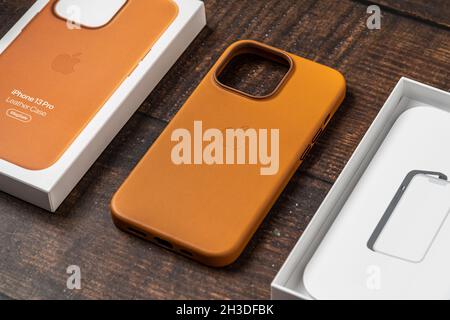 Antalya, Turchia - 28 ottobre 2021: Custodia in pelle Golden Brown MagSafe di nuova progettazione per Apple iPhone 13 Pro su sfondo in legno Foto Stock